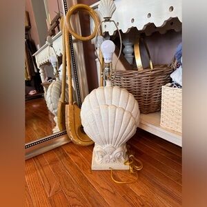 Vintage shell lamp so cute works great